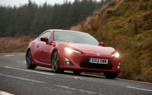 Toyota GT 86 с включенными фарами