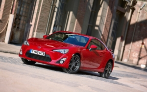 Красная Toyota GT 86