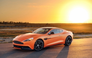 Оранжевый Aston Martin Vanquish