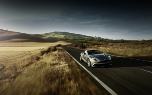 Aston Martin Vanquish на дороге
