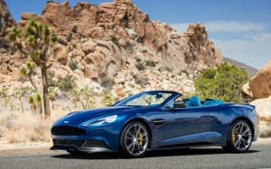 Синий Aston Martin