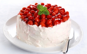 Торт с ягодой и сливками