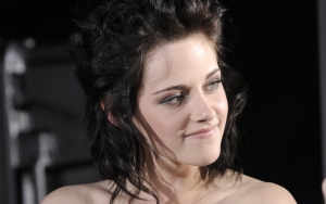 Кристен Стюарт улыбается