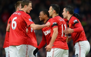 Игроки МЮ празднуют гол