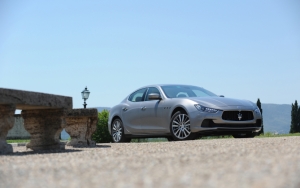 Серебристый Maserati Ghibli