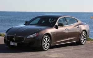 Maserati Ghibli на фоне моря