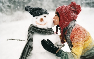 Девушка и снеговик