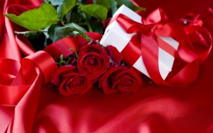 Подарок и розы