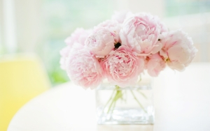 Нежно розовые пионы в вазе