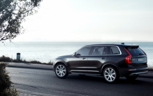 Volvo XC90 на дороге