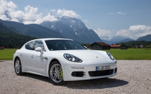 Белый Porsche Panamera