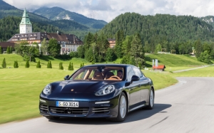 Синий Porsche Panamera