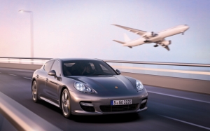 Porsche Panamera и самолет