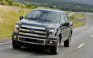 Ford F-150 на дороге