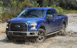 Ford F-150 едет по грязи