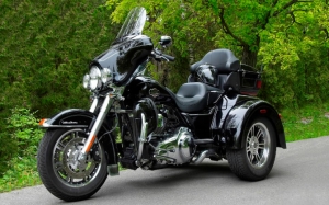 Черный Harley-Davidson Tri Glide