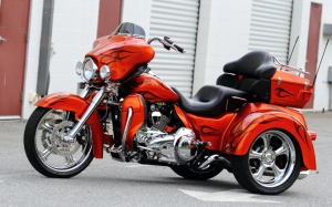 Красный Harley-Davidson Tri Glide