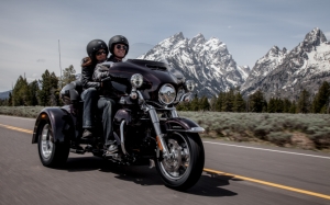 Байкеры на Harley-Davidson Tri Glide
