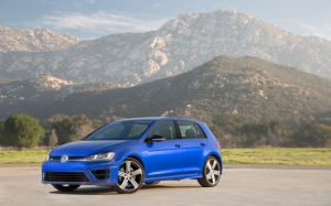 Синий Volkswagen Golf R