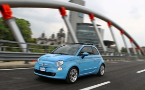 Голубой Fiat 500