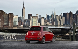 Fiat 500 на фоне города