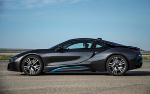 BMW i8 вид сбоку