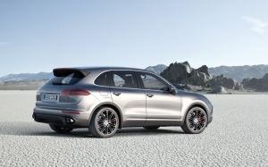 Porsche Cayenne в пустыне