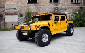 Желтый Hummer H1