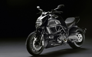 Черный Ducati Diavel