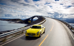 Mercedes SLS на дороге