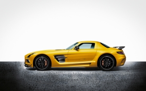 Mercedes SLS желтого цвета