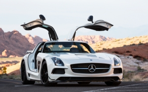 Mercedes SLS с открытыми дверями