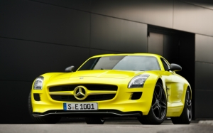 Желтый Mercedes SLS AMG