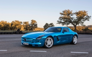 Mercedes SLS голубого цвета