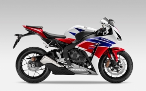 Honda CBR1000RR вид сбоку