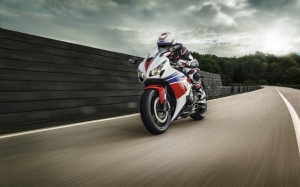 Гонщик на Honda CBR1000RR