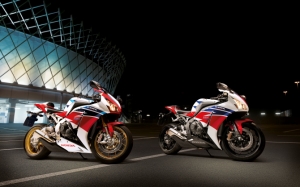 Два мотоцикла Honda CBR1000RR