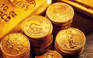 Золотые монеты и слиток