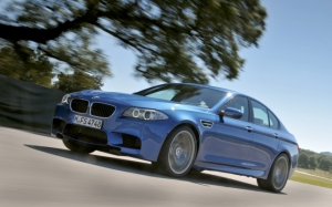 BMW M5 на дороге