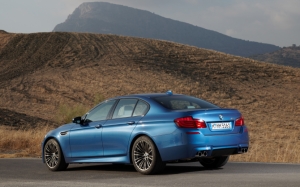 BMW M5 синего цвета