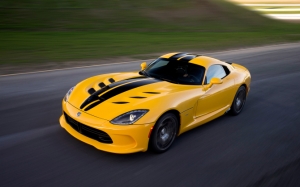 Dodge Viper на дороге