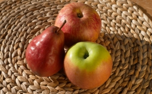Груша и яблоки
