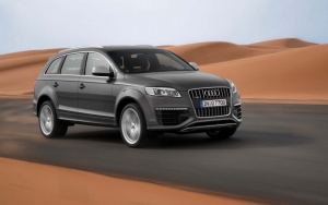 Audi Q7 в пустыне