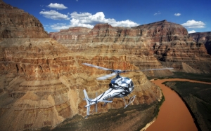 Вертолет в каньонах