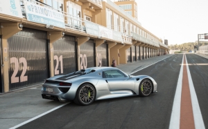 Porsche 918 Spyder в боксах