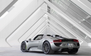 Porsche 918 Spyder вид сзади