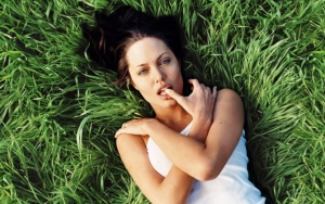 Анджелина Джоли на траве