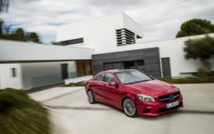 Красный Mercedes CLA