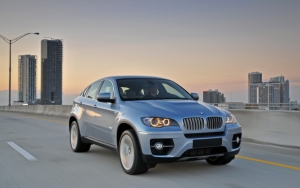 BMW X6 с включенными фарами